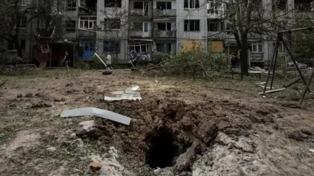 बॉम्बवर्षावात उद्ध्वस्त झालेली जागा