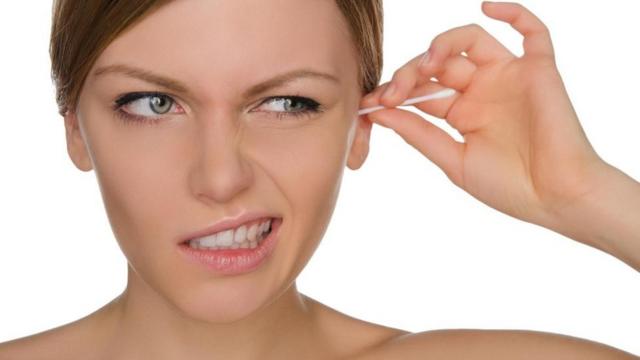 Los motivos por los que no debes limpiar la cera de los oídos tan a menudo