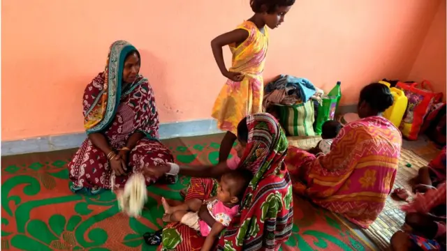 করোনাভাইরাসের সংক্রমণে ঠেকাতে আশ্রয় কেন্দ্রগুলোতে স্বাস্থ্যবিধি মেনে চলার পরামর্শ দেয়া হয়েছে।