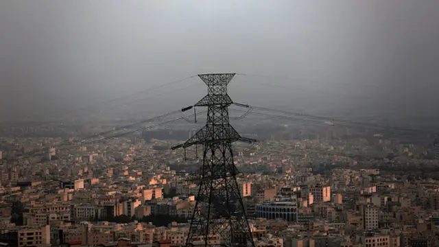 در چند تابستان گذشته و به ویژه این تابستان، فاصله ۱۱ هزار مگاواتی بین تولید برق و مصرف آن در کشور وجود دارد