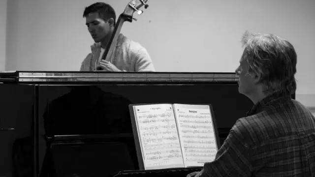 Simon bersama salah seorang putranya, Rudy.