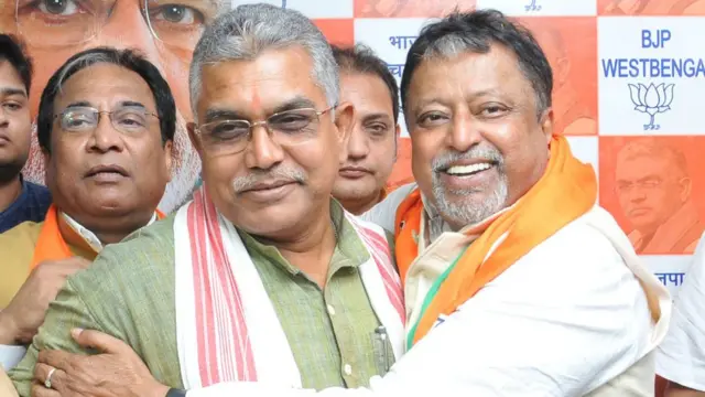 पश्चिम बंगाल बीजेपी प्रदेश अध्यक्ष दिलीप घोष(माइक के साथ) और मुकुल रॉय