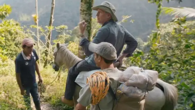 يحاول غاردنر الهبوط في واد شديد الانحدار في كولومبيا على ظهر الخيل