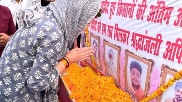 એક વર્ષથી ચાલી રહેલા આંદોલનમાં 700 ખેડૂતોએ જીવ ગુમાવ્યો છે તેમ સંયુ્ક્ત કિસાન મોરચાનું કહેવું છે. આમાં સૌથી કરપીણ ઘટના ઉત્તર પ્રદેશના લખીમપુર ખીરીમાં બની જ્યાં કેન્દ્રીય મંત્રી અજય મિશ્રના પુત્ર આશિષ પર ખેડૂતો પર થાર જીપ ચડાવી દેવાનો આરોપ લાગ્યો. આ મામલે સુપ્રીમ કોર્ટની દેખરેખમાં તપાસ થઈ રહી છે. તસવીરમાં લખીમપુરમાં અંતિમ અરદાસમાં પહોંચેલાં પ્રિયંકા ગાંધી