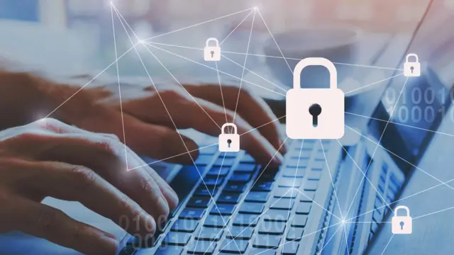 Una manos sobre un teclado enviando contraseñas