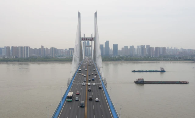 武汉是中国新冠疫情的重灾区，当地从1月23日开始宣布"封城"长达11周。