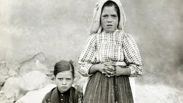 Jacinta Marto (izda) y Lucía Dos Santos (dcha) en 1917.