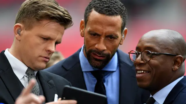 Rio Ferdinand junto a Ian Wright y Jake Humphrey