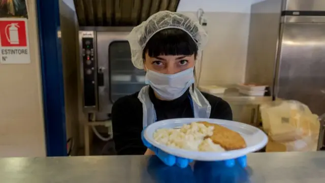 Voluntária italiana com pratochute no alvo betanocomida