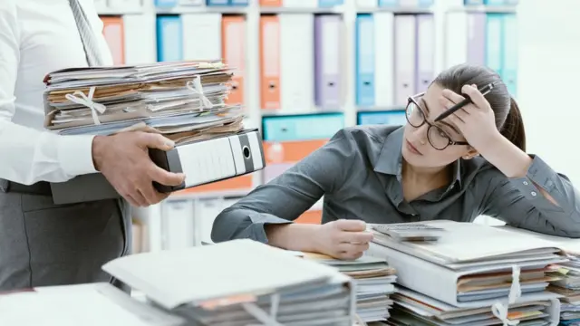 Una mujer recibe mucho trabajo de su jefe