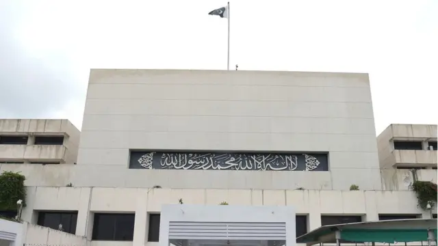 سپریم کورٹ نے لکھا کہ عدالتوں کو یہ بات نہیں بھولنی چاہیے کہ اراکین پارلیمان عوام کے منتخب نمائندہ ہوتے ہیں اور ایک جمہوری عمل کے ذریعے پارلیمان میں آتے ہیں۔