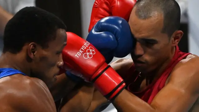 Eldric Sella, a la derecha, durante su combate olímpico.