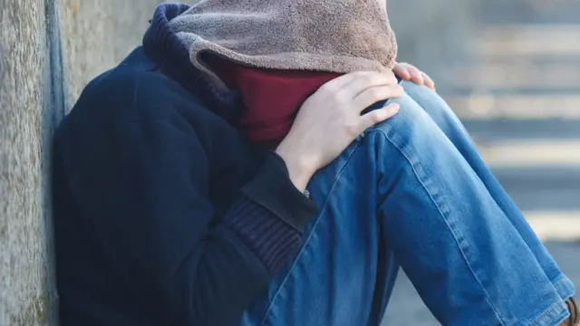 Niño con cara tapada