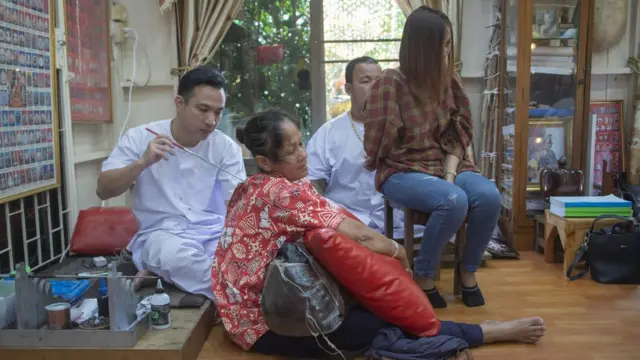 ผู้หญิงเข้ามารับการสักมากกว่าผู้ชายในบางวัน