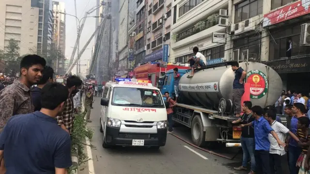 আহত অনেককে অ্যাম্বুলেন্সে করে নিয়ে যাওয়া হয়