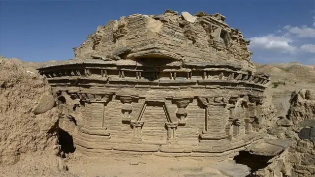 اس قدیم یادگار کے نیچے تانبے کی موجودگی کی بات کہی جاتی ہے