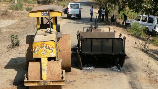 বুধবার ভোররাতে জ্বালিয়ে দেওয়া হয় গাদচিরোলিতে একটি রাস্তা নির্মাণ সংস্থার অনেকগুলো গাড়ি