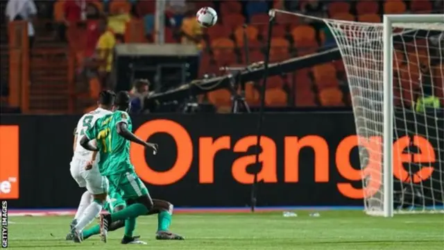 Uburyo bukomeye bw'igitego bumwe bwonyine Algeria yabonye ni ishoti yo ku munota wa kabiri yayobejwe ikaruhukira mu izamu - cyanabaye igitego cy'intsinzi