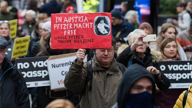 В останні "вільні" вихідні перед локдауном у Відні відбулися масові акції протесту. Напис на плакаті: "У Австрії Pfizer робить вільним (поки Pfizer робить мільярди)"