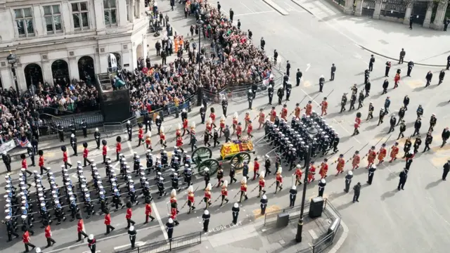 Caixão da rainha Elizabeth 2ª é levado por Londres por 142 membros da Marinha Real