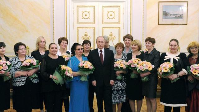 Tổng thống Vladimir Putin chúc mừng phụ nữ Nga ngày 8/3/2015 (hình tư liệu)