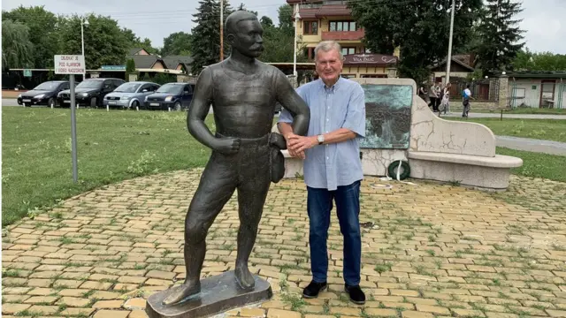 Mihalj Vermeš sa dedinim spomenikom