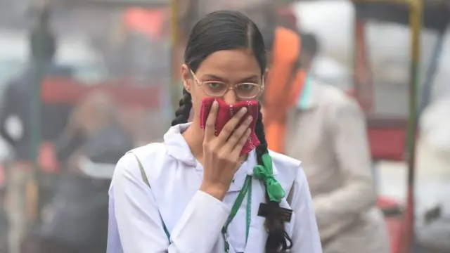 पढ़ने लिखने में आगे, पर अब भी हिंसा-भेदभाव क्यों झेल रही हैं लड़कियां