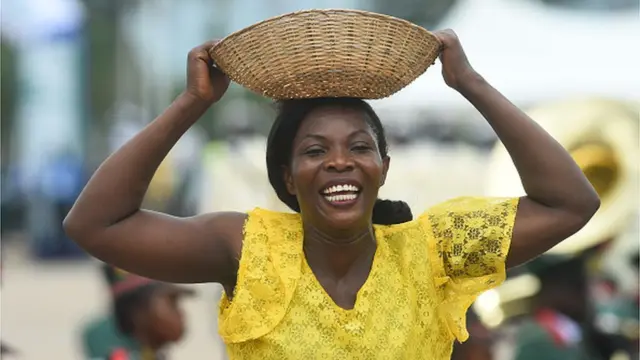 Daya daga cikin masu nishadantar da mutane a lokacin da take taka rawa a filin Eagle Square da ke birnin Abuja.