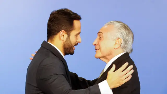 Marcelo Calero e Michel Temer se abraçam durante posse do primeiro como ministro da Cultura