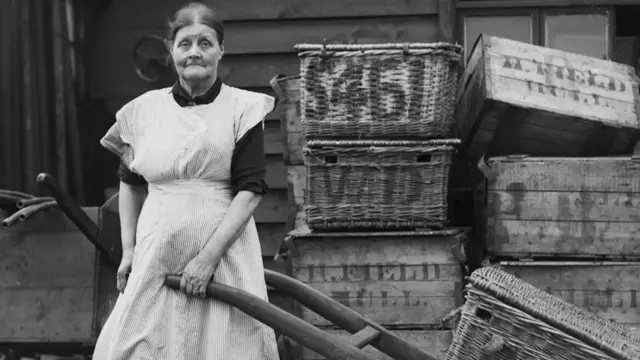 Woman working on the streets of London, around 1910