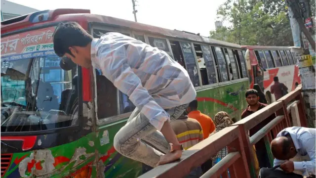 রাস্তা পারাপার