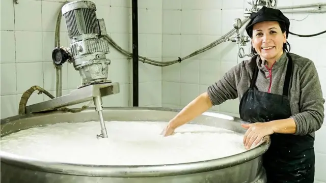 피치니스코 '라 카시오스테리아 디 카사 로렌스'에서 수제 페코리노를 만들고 있는 모습