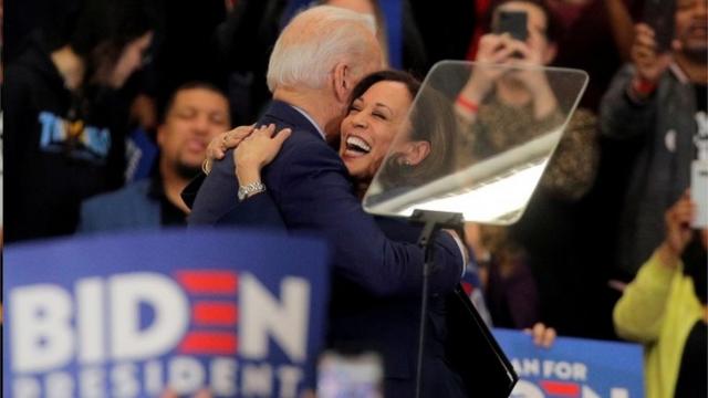 Biden abraça Kamala Harris