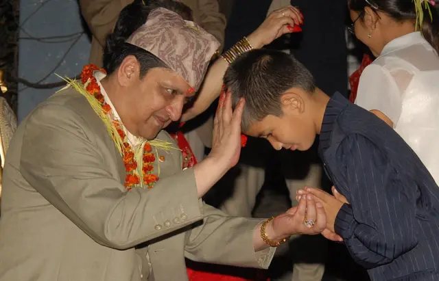 आफ्नो निजी निवासमा आगन्तुकहरूलाई टीका लगाइदिँदै पूर्वराजा ज्ञानेन्द्र