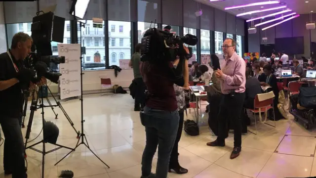 Periodistas y voluntarios durante el "editatón" en las oficinas centrales de BBC en Londres.
