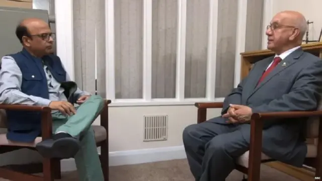 বিরোধী দল লেবার পার্টির এম পি ভিরেন্দ্র শর্মা (ডানদিকে)