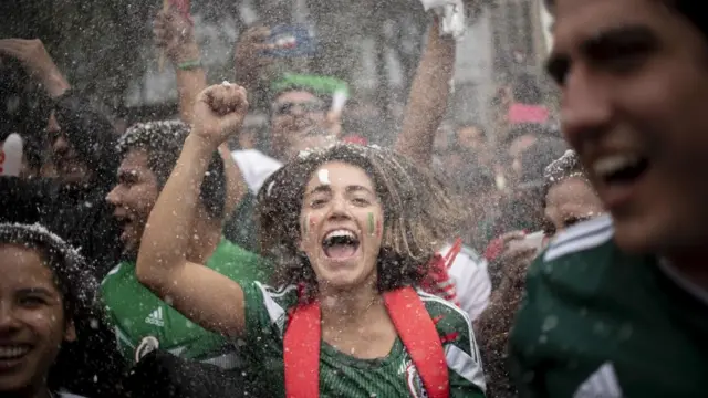 El festejo no se hizo esperar en el monumento de El Ángel de la Independencia, en la capital mexicana.