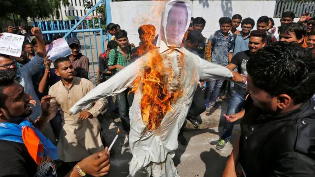 नवाज शरीफ का पुतला फूंकते एनएसयूआई कार्यकर्ता.