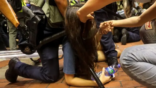 接近凌晨时，警方在旺角清场时与示威者发生了短暂的冲突。