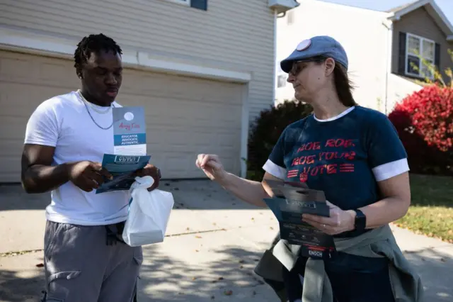 Amy Cox, candidata demócrata de Ohio, con una camiseta a favor de Roe vs. Wade en Trenton, Ohio, el 23 de octubre de 2022.