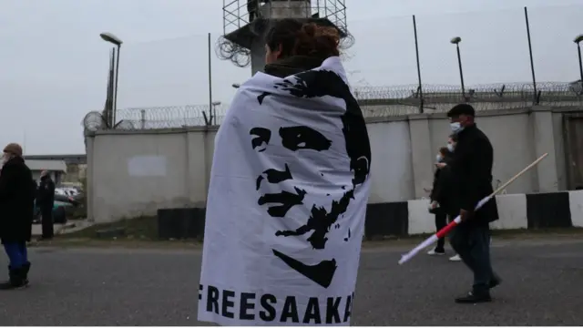 Сторонница Саакашвили у руставской тюрьмы в ноябре 2021 года