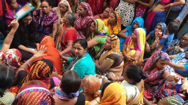 करुणा की मां से मिलने दिल्ली महिलाआयोग की अध्यक्ष स्वाति मालिवाल पहुंची