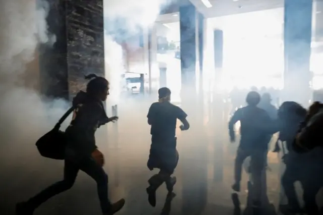 Manifestantes salen del edificio de la Asamblea Nacional