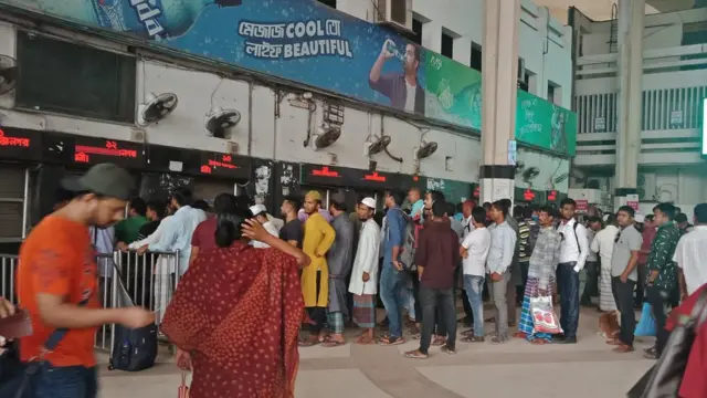 টিকেটের জন্য লাইন