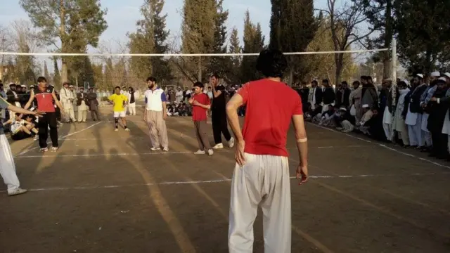 خوست کې د والیبال لوبډلې پروړاندې اوس هم ستونزې شته او لوبغاړي وایي، چې د دوی د لوبو د پرمختګ پروړاندې یې خنډونه جوړ کړي دي.