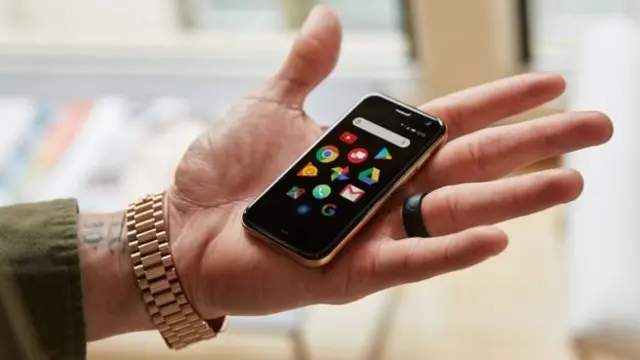 Мобільний телефон на долоні