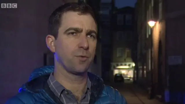 بريندان كوكس الذي قتلت زوجته بيد يميني متطرف