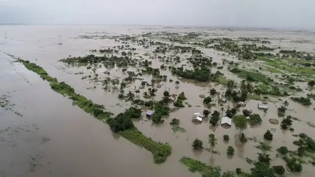Amazi y'inzuzi yararengewe atera imyuzurire mu bice vyinshi vy'igisagara ca Beira