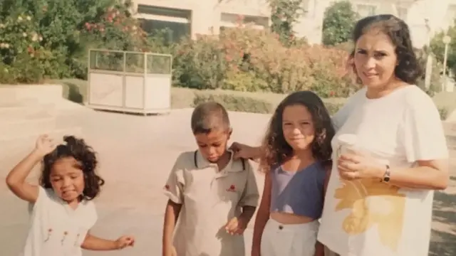 ليبيا وأمها وأخوها وأختها