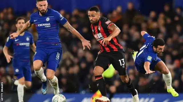 Tottenham Hotspur wanaongoza katika katika mbio za kumfukuzia mshambuliaji wa Bournemouth Callum Wilson (mwenye mpira)